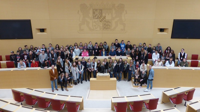 Mechthilde Wittmann, MdL, und die Schler der FOS Karlsfeld im Plenarsaal des Bayerischen Landtags