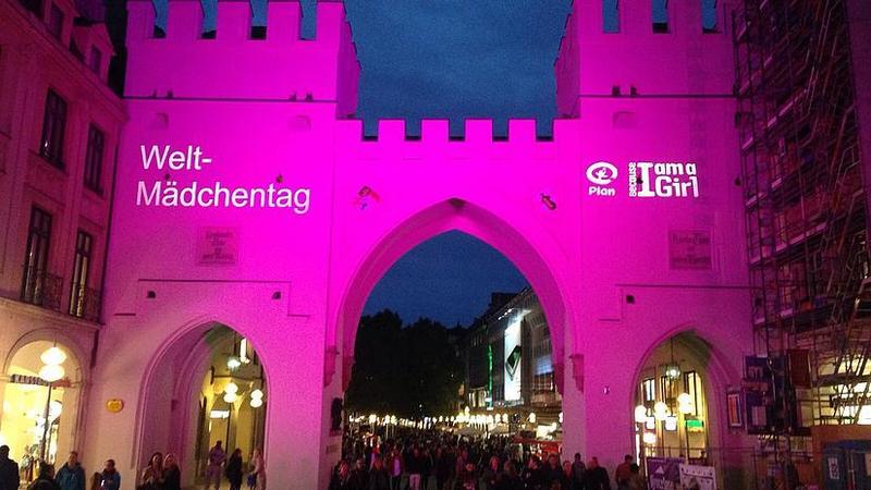 Das beleuchtete Karlstor im Jahr 2015