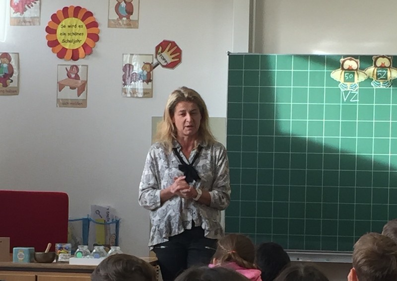 Mechthilde Wittmann, MdL, liest der zweiten Klasse der Grundschule an der Hanselmannstrae vor